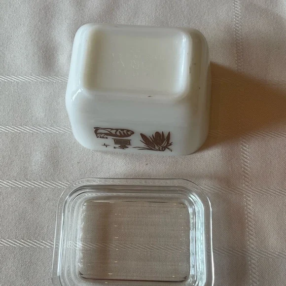 Vintage Pyrex Refrigerator Dish w/ lid, Early American, 501B, 1 1/2 cup - Picture 6 of 12